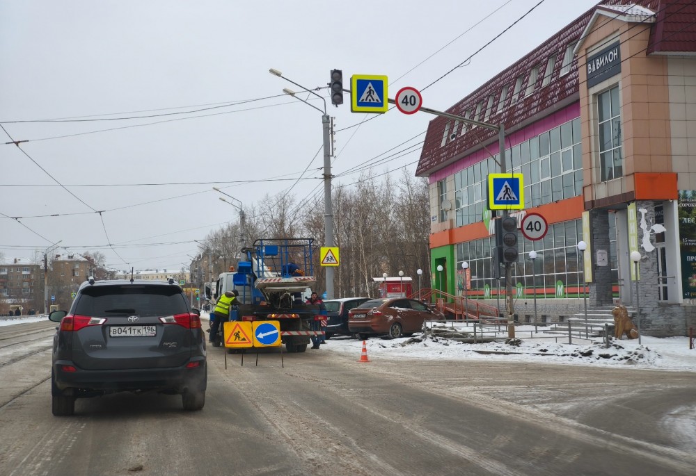 В центре Нижнего Тагила устанавливают новый светофор