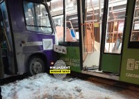 В Нижнем Тагиле водитель автобуса протаранил трамвай: фото