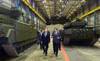 Владимир Путин посетил «Уралвагонзавод» и осмотрел созданные на базе «Арматы» танк и БМП (фото)