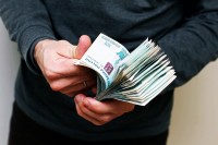 На тагильского предпринимателя завели дело за взятку в 20 тыс.