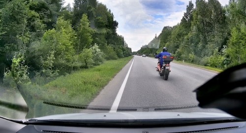 «Продолжал кошмарить и вилять»: байкер в шортах решил поучить автомобилистку на трассе: видео