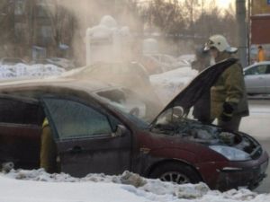 Автомобиль загорелся на проезжей части в центре Нижнего Тагила (фото)