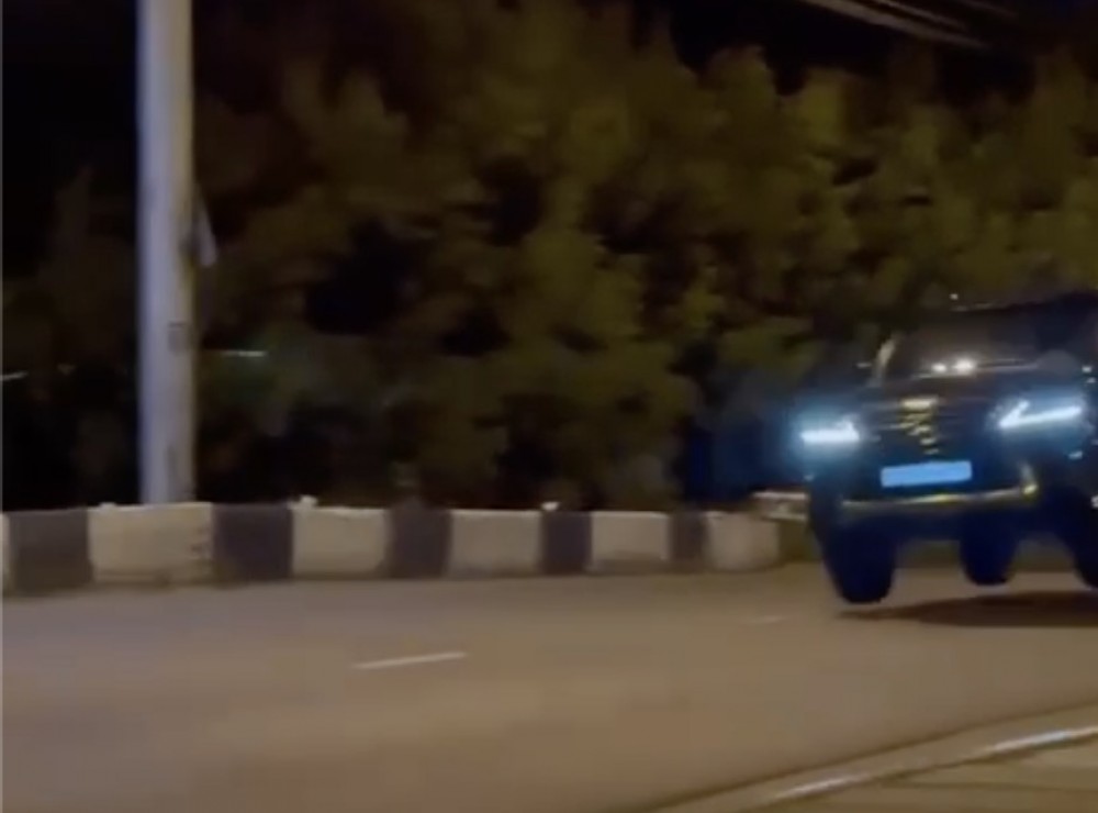 За рулём Lexus, рухнувшего в воду в центре Тагила, находились молодые люди: что известно о трагедии