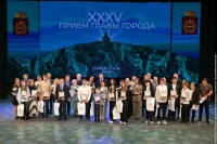 Талантливым школьникам вручили премии мэра