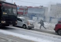 В Нижнем Тагиле после столкновения загорелся автомобиль: видео