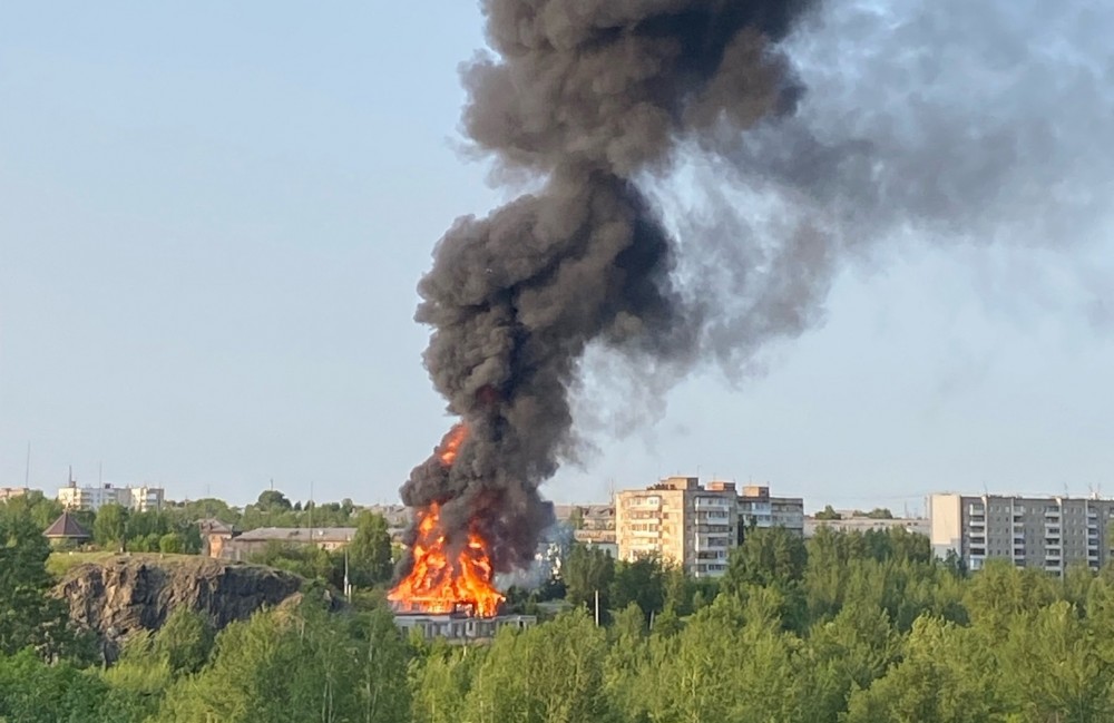 Пожар уничтожил кафе на горе Шихан в Нижнем Тагиле