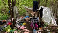 Бездомный обустроил шалаш в центре Нижнего Тагила, где и умер
