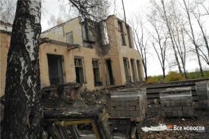 На Сухоложском обрушилась стена заброшенного детского сада, есть пострадавшие (фото)