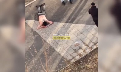 В Нижнем Тагиле мужчины с пистолетом уложили двоих на землю. Очевидцы рассказали, что произошло