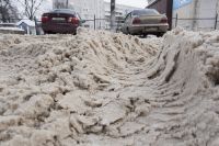 Каша из снега и грязи на дорогах стала непреодолимым препятствием для многих автолюбителей Нижнего Тагила (фото)