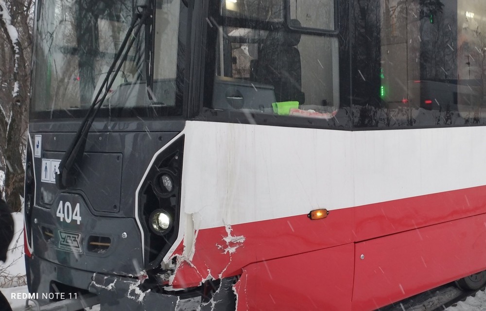 Житель Нижнего Тагила разбил новый трамвай (фото)