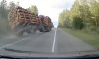 «Пункт назначения» на трассе под Тагилом: лесовоз устроил смертельно опасный «дождь» из брёвен