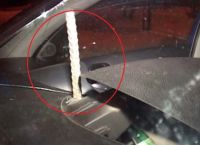 В Нижнем Тагиле прут арматуры проткнул насквозь автомобиль (видео)