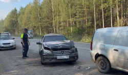 Невнимательная женщина на Mercedes устроила аварию на въезде в Тагил