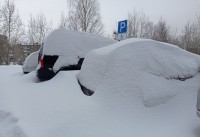 Апрельское безумие: свердловский город завалило полуметровыми сугробами (фото)