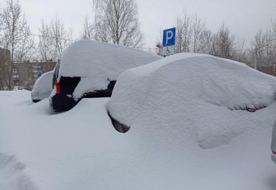 Апрельское безумие: свердловский город завалило полуметровыми сугробами (фото)