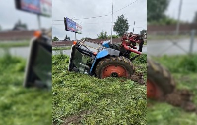 &laquo;Задние колеса только торчат&raquo;: трактор, косивший траву, ушел под землю (видео)