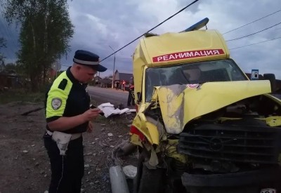 На Серовском тракте реанимобиль влетел в столб: пациентка погибла