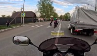 В три ряда, по встречке: тагильчане обсуждают видео, где подростки на мотоцикле чуть не сбили человека