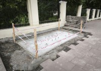 В центре Нижнего Тагила новый тротуар разобрали ради рекламного щита, который перегородит проход