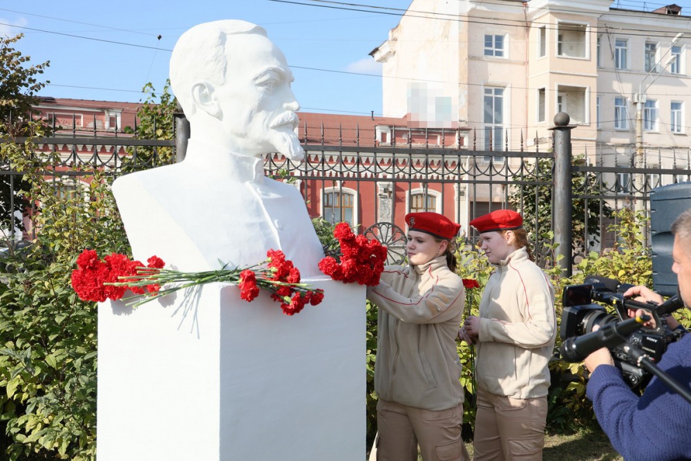 На открытие бюста Дзержинского в Нижний Тагил приехал его родственник