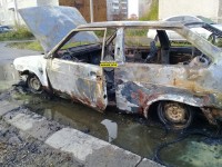 В Нижнем Тагиле подожгли отечественный автомобиль, который был не на ходу (фото)