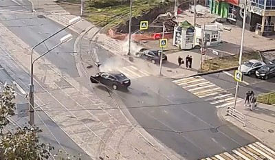 BMW летел на жёлтый: появилось видео жёсткой аварии в Нижнем Тагиле