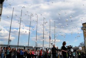 300 бумажных журавликов с именами солдат взлетели в небо (фото)