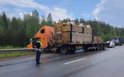 Под Нижним Тагилом грузовик улетел в кювет. Движение по трассе частично заблокировано