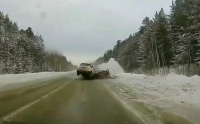 Момент лобового ДТП на трассе под Тагилом попал на видео: машину выкинуло на встречку