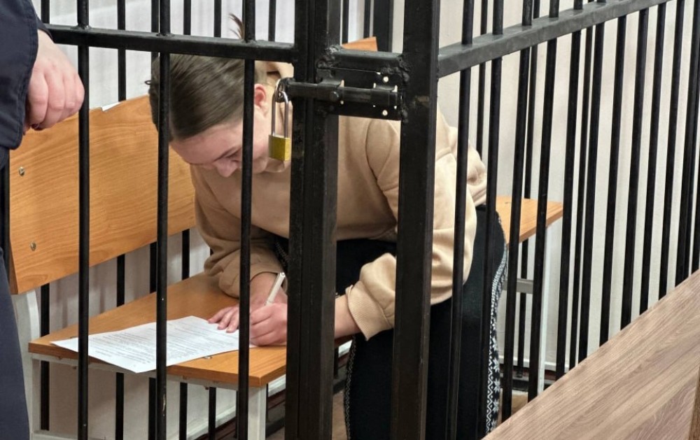 Мошенницу, которая приехала забрать 700 тысяч, старшая по дому заблокировала в подъезде