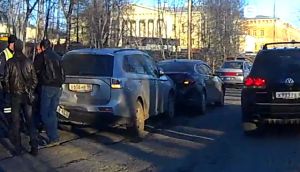 Водитель Opel Astra протаранил четыре машины в центре города (видео)