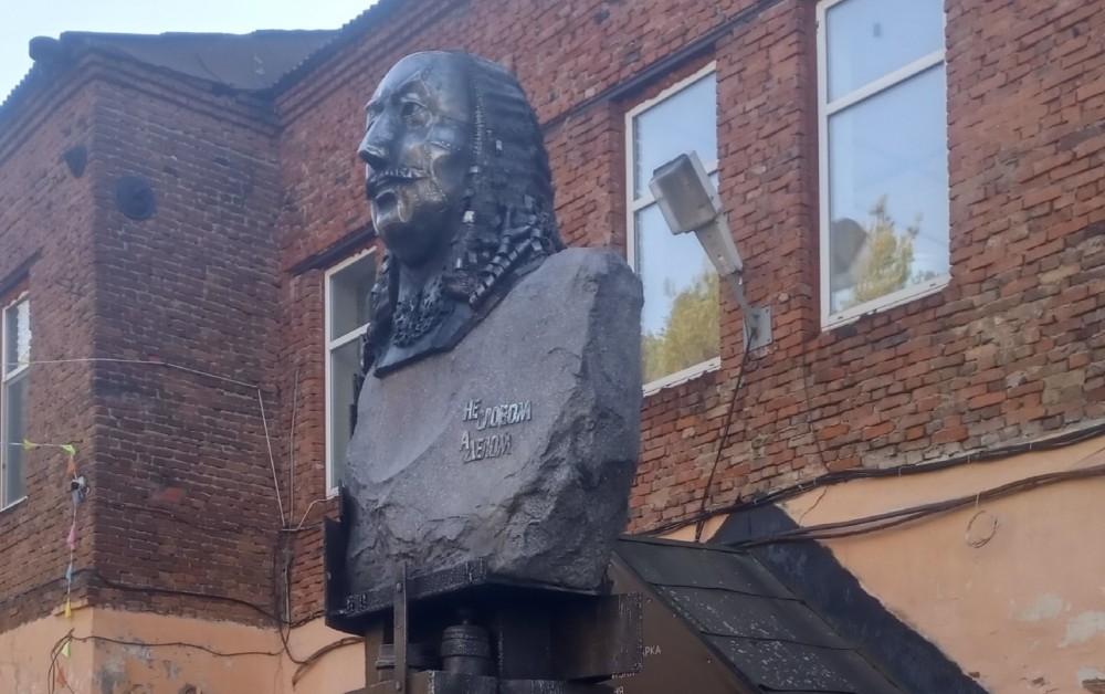 «Художники — это провокаторы»: автор стального Демидова ответил на сравнения с «Аленкой»