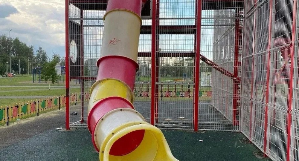 Прогулка в тагильском парке закончилась для 7-летней девочки операцией