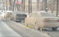 На Тагилстрое автомобили вмерзли в лед после прорыва трубы (видео)