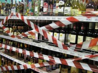 Куйвашев: ограничения продажи алкоголя пока сохранятся, позже время может быть продлено до 21:00