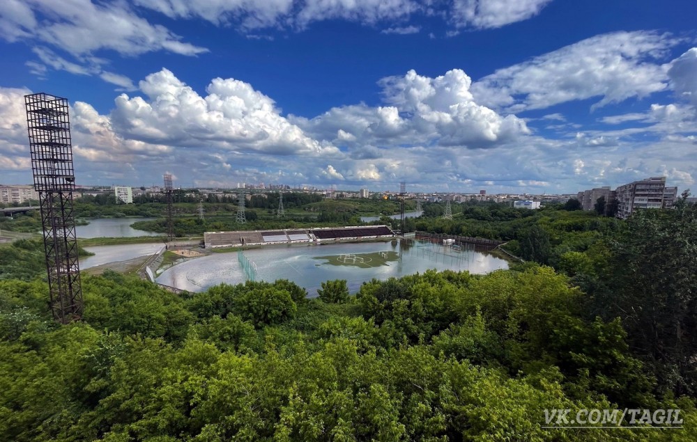 В Нижнем Тагиле спасают затопленный дождями стадион