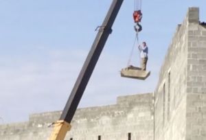Очевидцы сняли, как рабочий катается на строительном кране в Нижнем Тагиле