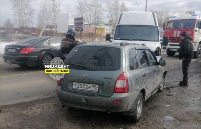 В Нижнем Тагиле водитель микроавтобуса при повороте к автоцентру устроил аварию с пострадавшими