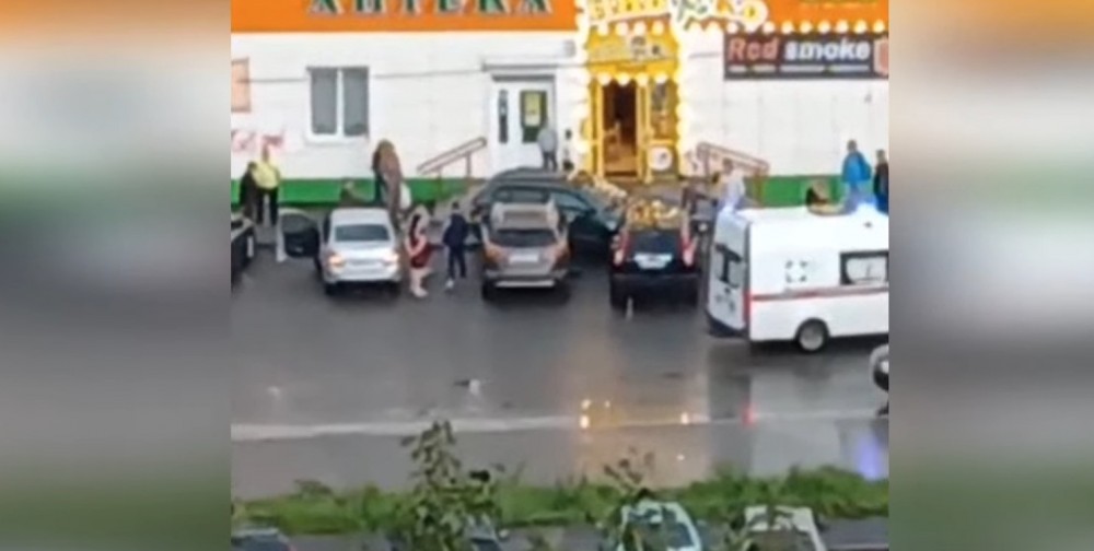 В Нижнем Тагиле женщина перепутала педали и смяла легковушки на парковке