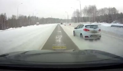 Гонщик на мосту через Тагильский пруд едва не снес дорожников, но машину удержать все равно не смог: видео эпичного ДТП