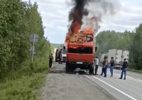 На Серовском тракте вспыхнул лесовоз (видео)