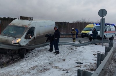 На въезде в Нижний Тагил фургон не вписался в поворот и повис на отбойнике