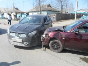 На проспекте Ленина на «зебре» сбили девушку, а в Черноисточинске столкнулись два мотоцикла (фото)