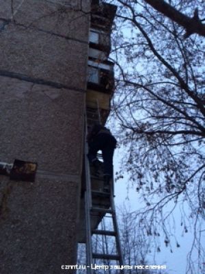 88-летняя пенсионерка попыталась сбежать из запертой квартиры через балкон