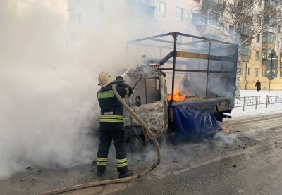 В центре Нижнего Тагила на ходу вспыхнул фургон с хлебом