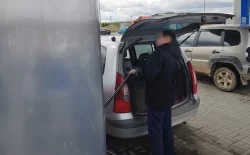 Открывают багажник, а там бочки: перекупщиков бензина предложили штрафовать