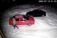 В Нижнем Тагиле парень царапает машины по ночам (видео)