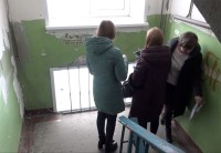 Тагильские родители, чьи дети провалились в межэтажный проём из-за незакрепленного подоконника, требуют с УК более 1 млн рублей