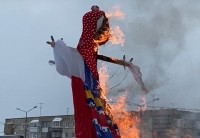 В Нижнем Тагиле сожгли чучело Масленицы (видео)